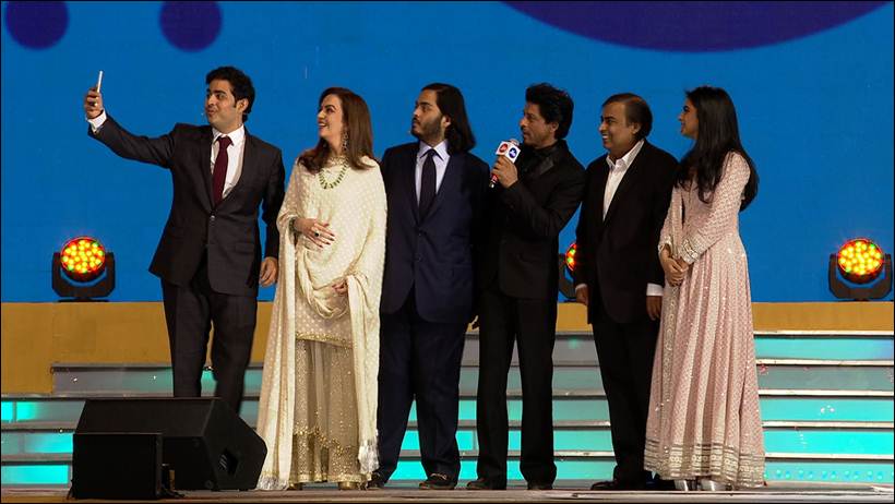 shah rukh khan, reliance jio, srk, srk at reliance jio launch, reliance 4g, 4g, mukesh ambani, nita ambani, akash ambani, anant ambani, reliance jio srk, reliance jio launch, reliance jio launch pics, srk reliance jio launch pics, shah rukh khan pictures, srk mukesh ambani selfie, entertainment
