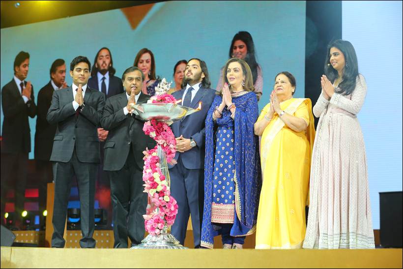 shah rukh khan, reliance jio, srk, srk at reliance jio launch, reliance 4g, 4g, mukesh ambani, nita ambani, akash ambani, anant ambani, reliance jio srk, reliance jio launch, reliance jio launch pics, srk reliance jio launch pics, shah rukh khan pictures, srk mukesh ambani selfie, entertainment