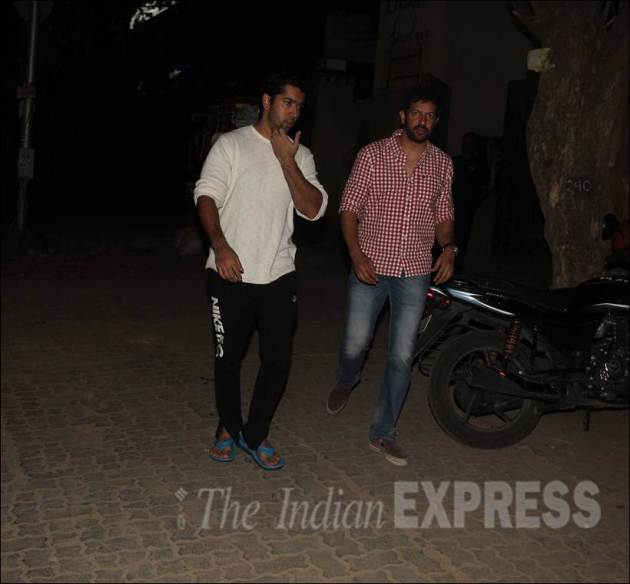 salman khan, varund hawan, salman, slaman khan pics, salman khan varun dhawan, rohit dhawan, kabir khan, david dhawan, varun dhawan pics, salman khan at varun dhawan's house, salman pics, entertainment