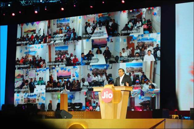 shah rukh khan, reliance jio, srk, srk at reliance jio launch, reliance 4g, 4g, mukesh ambani, nita ambani, akash ambani, anant ambani, reliance jio srk, reliance jio launch, reliance jio launch pics, srk reliance jio launch pics, shah rukh khan pictures, srk mukesh ambani selfie, entertainment