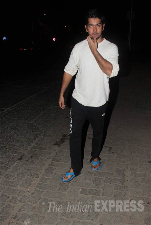 salman khan, varund hawan, salman, slaman khan pics, salman khan varun dhawan, rohit dhawan, kabir khan, david dhawan, varun dhawan pics, salman khan at varun dhawan's house, salman pics, entertainment