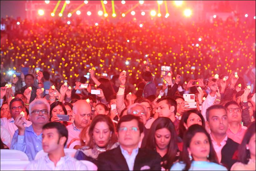 shah rukh khan, reliance jio, srk, srk at reliance jio launch, reliance 4g, 4g, mukesh ambani, nita ambani, akash ambani, anant ambani, reliance jio srk, reliance jio launch, reliance jio launch pics, srk reliance jio launch pics, shah rukh khan pictures, srk mukesh ambani selfie, entertainment