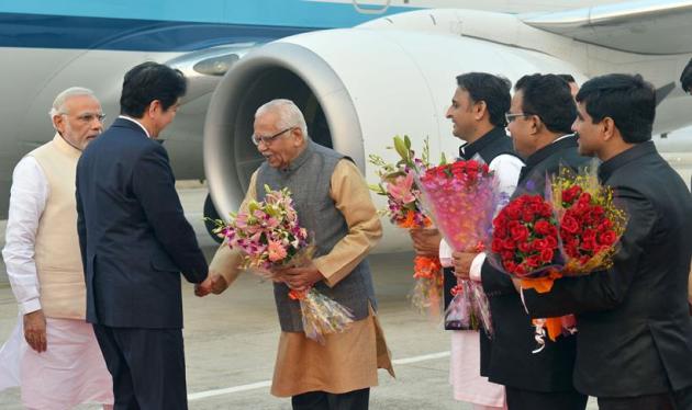 Shinzo Abe, Narendra modi, varanasi, abe in varanasi, abe varanasi visit, Dashashwamedh Ghat, Abe ganga arati, Modi abe varanasi visit, abe modi varanasi visit, japan pm varanasi, akhilesh yadav, ram naik, Uttar pradesh, varanasi news, india news, japan news, modi abe varanasi photos, abe varanasi photos, latest news, varanasi photos,