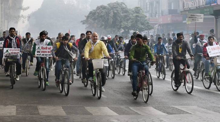 New Delhi: Deputy Chief Minister of Delhi Manish Sisodia  with people participate in a rally to promote car free day at Laxmi Nagar in East Delhi on Tuesday. PTI Photo by Atul Yadav(PTI12_22_2015_000023A)