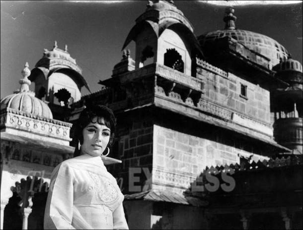 Photos Sadhana Unseen Pictures Of Bollywood S Timeless Beauty From Express Archives The