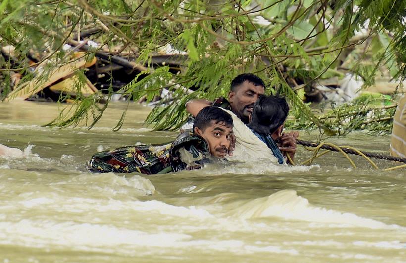 chennai floods 2015 images, Chennai flood, Chennai, chennai rains, Chennai flood pictures, Chennai flood relief, Tamil nadu floods, Chennai rescue work, Floods rescue work, Chennai latest news, india news