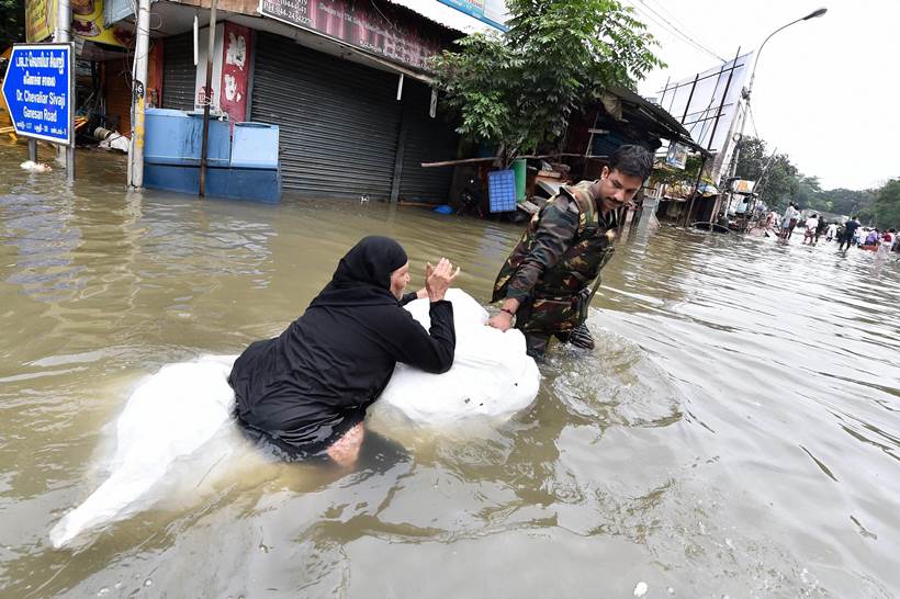 chennai floods 2015 images, Chennai flood, Chennai, chennai rains, Chennai flood pictures, Chennai flood relief, Tamil nadu floods, Chennai rescue work, Floods rescue work, Chennai latest news, india news