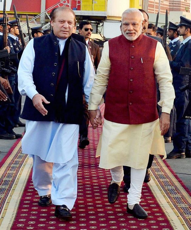 Narendra Modi Nawaz Sharif Walk Hand In Hand Pakistan Welcomes India