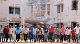 Osmania University, Osmania University stone pelting, Osmania stone pelting, OU stone pelting, Osmania University protest, Osmania student protest, Osmania students attack police, Osmania University stone throwing, Hyderabad news, India news