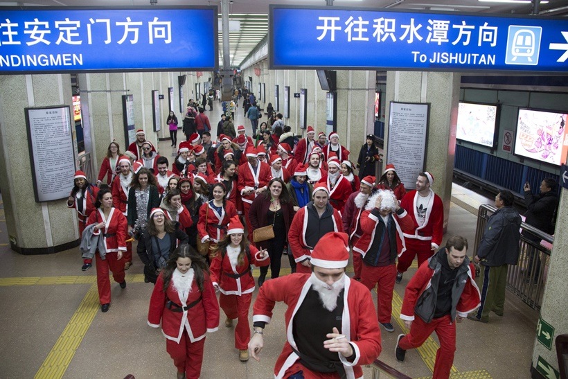 Thousands dressed up in red-and-white for SantaCon 2015
