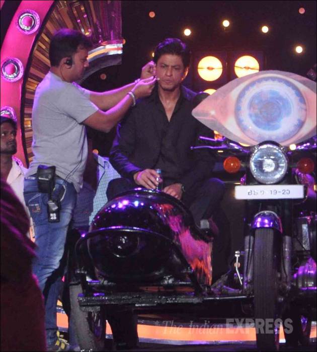 salman khan, shah rukh khan, bigg boss, bigg boss 9, salman, shah rukh, srk, salman shah rukh khan, salman khan shah rukh khan, salman khan shah rukh khan pic, salman srk pics, salman khan bigg boss pics, shah rukh khan bigg boss pics, shah rukh khan photos bigg boss, entertainment, bollywood, bigg boss pictures, shah rukh khan in bigg boss house
