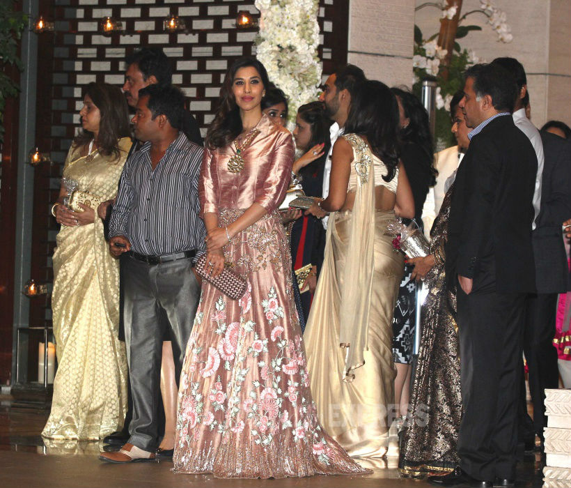 Shah Rukh Khan, Aishwarya Rai Bachchan, Abhishek Bachchan, Sridevi, Geeta Basra, Harbhajan Singh, Rohit Sharma, Ritika Sajdeh, Alia Bhatt, Vidya Balan, Aditya Roy Kapur, Dino Morea, Athiya Shetty, Suniel Shetty, Akshay Kumar, Twinkle Khanna, Suniel Shetty, John Abraham, Sushmita Sen, Sonakshi Sinha, Sophie Choudry, Armaan Jain, Ameesha patel, Tina Ambani, Mukesh Ambani, bollywood, entertainment