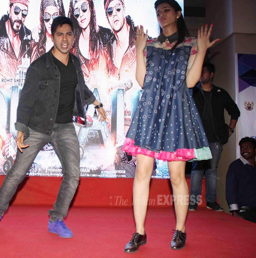 Dilwale Kriti Sanon Varun Dhawan dance to Manma Emotion Jage