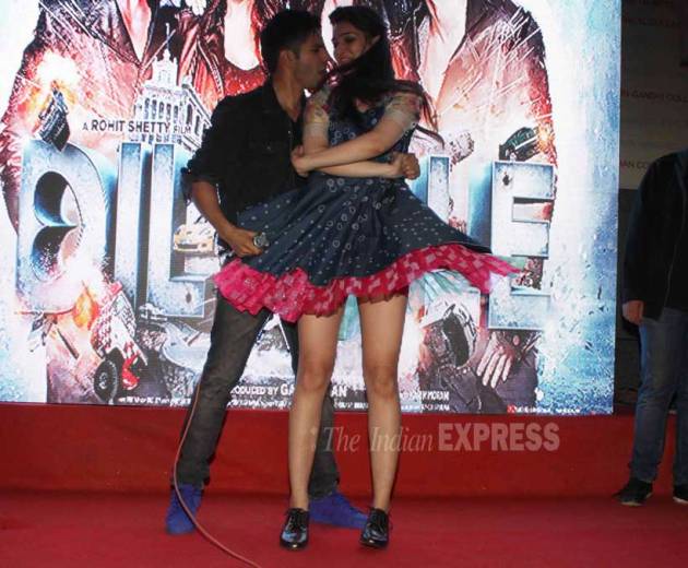Dilwale Kriti Sanon Varun Dhawan Dance To Manma Emotion Jage
