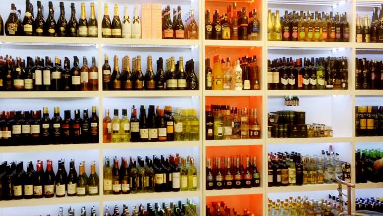 women liquor store2_759
