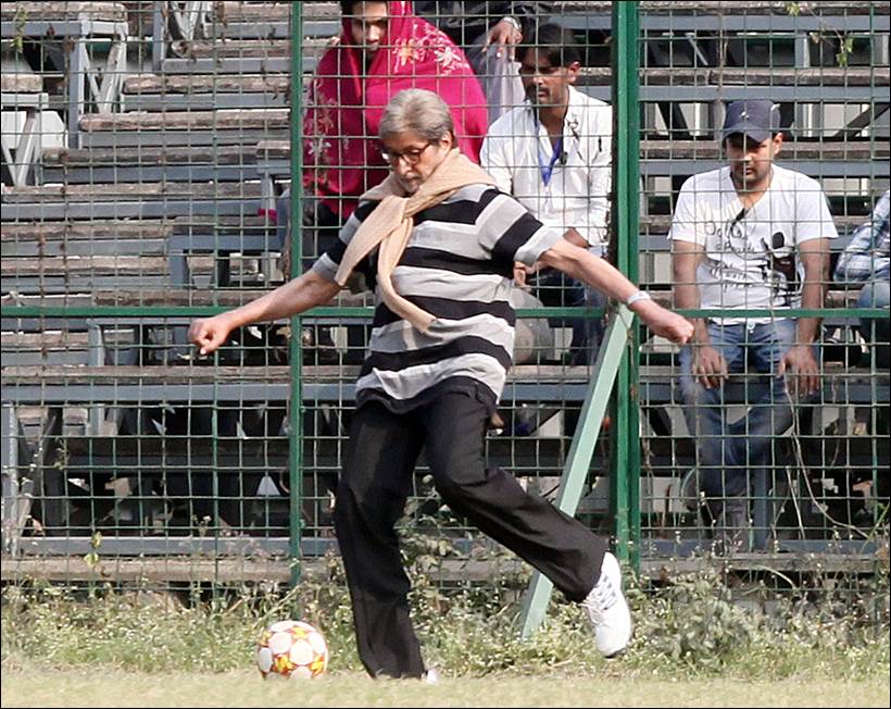 amitabh bachchan, big b, amitabh bachchan football, amitabh bachchan pics, entertainment
