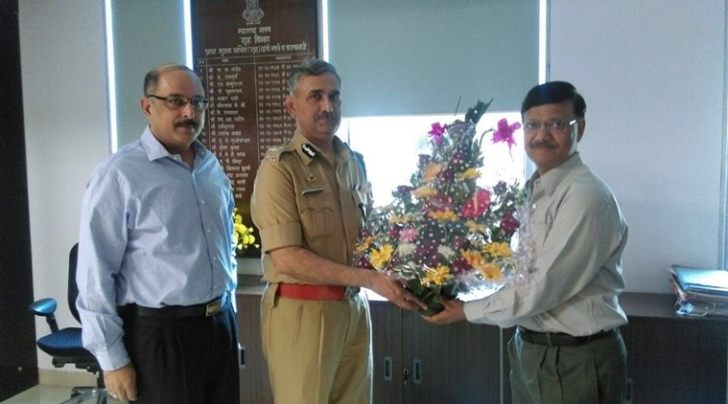 Dattatray Padsalgikar, the new Mumbai police commissioner (middle) being welcomed