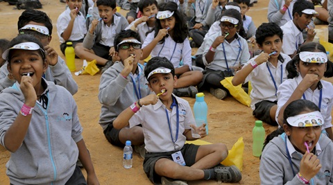brushing teeth record, world record, brushing new record, world records by india, Guinness Book of World Records, bangalore kids brushing, bangalore news, india news