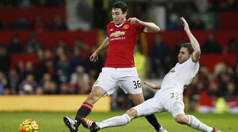 Matteo Darmian in action against Swansea's Angel Rangel.(Source:Reuters)