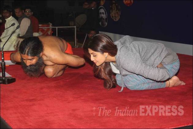shilpa shetty, baba ramdev, shilpa shetty yoga session, baba ramdev yoga session, shilpa shetty baba ramdev, shilpa shetty book