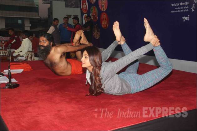 shilpa shetty, baba ramdev, shilpa shetty yoga session, baba ramdev yoga session, shilpa shetty baba ramdev, shilpa shetty book
