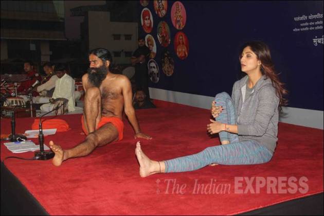 shilpa shetty, baba ramdev, shilpa shetty yoga session, baba ramdev yoga session, shilpa shetty baba ramdev, shilpa shetty book