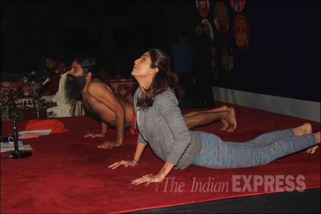 shilpa shetty, baba ramdev, shilpa shetty yoga session, baba ramdev yoga session, shilpa shetty baba ramdev, shilpa shetty book