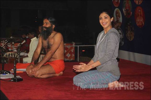 shilpa shetty, baba ramdev, shilpa shetty yoga session, baba ramdev yoga session, shilpa shetty baba ramdev, shilpa shetty book