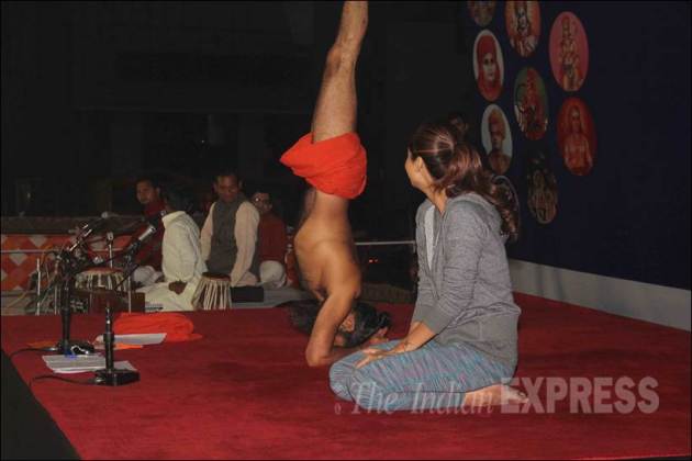 shilpa shetty, baba ramdev, shilpa shetty yoga session, baba ramdev yoga session, shilpa shetty baba ramdev, shilpa shetty book
