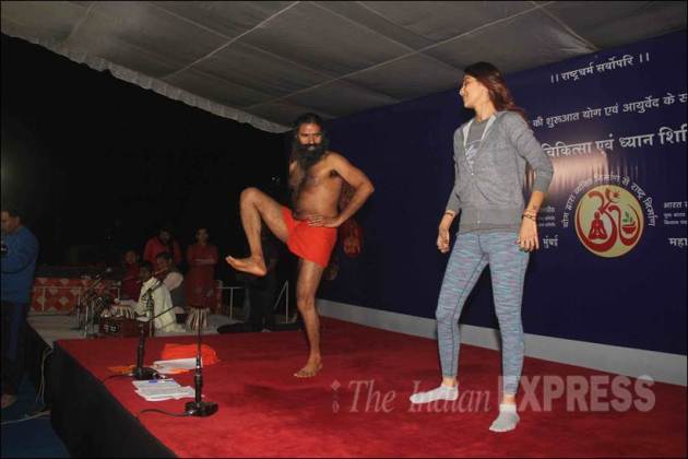shilpa shetty, baba ramdev, shilpa shetty yoga session, baba ramdev yoga session, shilpa shetty baba ramdev, shilpa shetty book