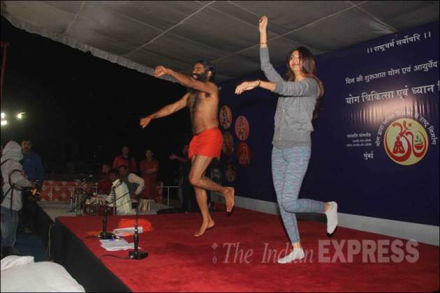 shilpa shetty, baba ramdev, shilpa shetty yoga session, baba ramdev yoga session, shilpa shetty baba ramdev, shilpa shetty book