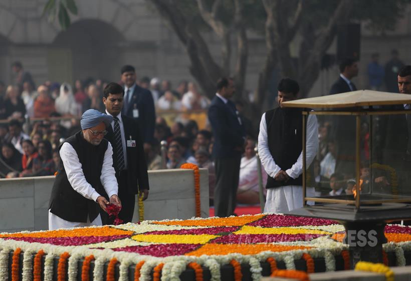Mahatma Gandhi, Mahatma Gandhi Death Anniversary, Narendra Modi, Sonia Gandhi, Pranab Mukherjee, Hamid Ansari, Manmohan Singh, Sheila Dixit, Venkaih Naidu, Dalbir Singh, Arup Raha, Robin Dhowan, Mahatma Gandhi 68th Death Anniversary, Gandhi Death Anniversary Pics