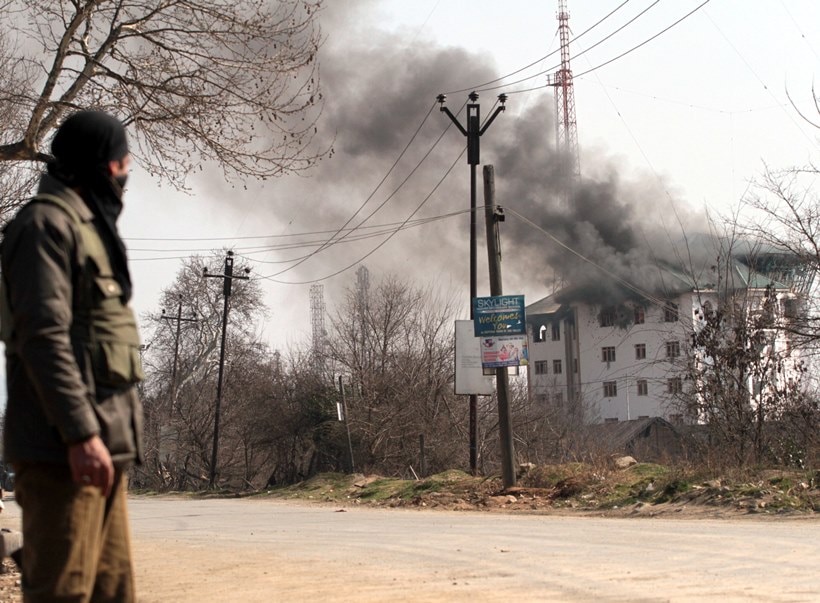 kashmir, kashmir encounter, kashmir attacks, pampore encounter, militamts, militants in kashmir, militants in pampore, terrorists, pampore attack, terrorists in pampore