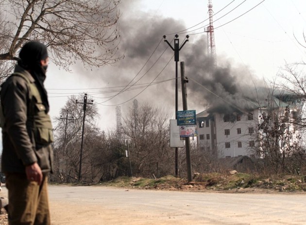 kashmir, kashmir encounter, kashmir attacks, pampore encounter, militamts, militants in kashmir, militants in pampore, terrorists, pampore attack, terrorists in pampore