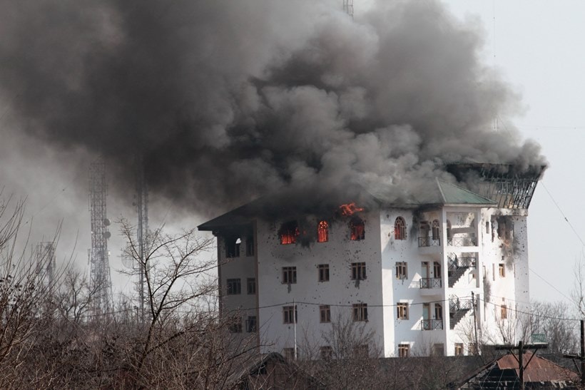 kashmir, kashmir encounter, kashmir attacks, pampore encounter, militamts, militants in kashmir, militants in pampore, terrorists, pampore attack, terrorists in pampore