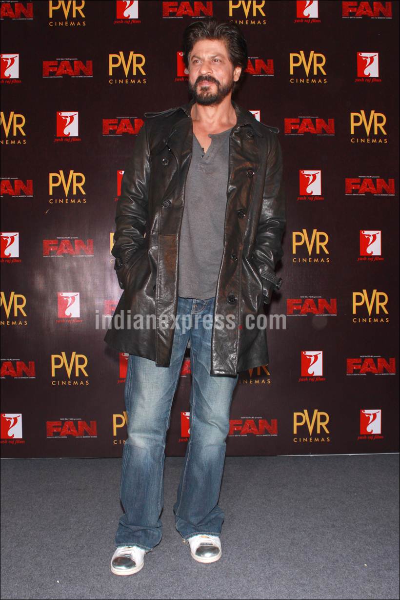 shah rukh khan, shah rukh khan pics, shah rukh khan delhi pics, shah rukh khan fan pics, fan, fan movie, shah rukh khan degree, shah rukh khan pics with his degree, shah rukh khan in college, shah rukh khan with college students, shah rukh khan fan conference, srk fan press conference, shah rukh khan photos, shah rukh khan pics, entertainment
