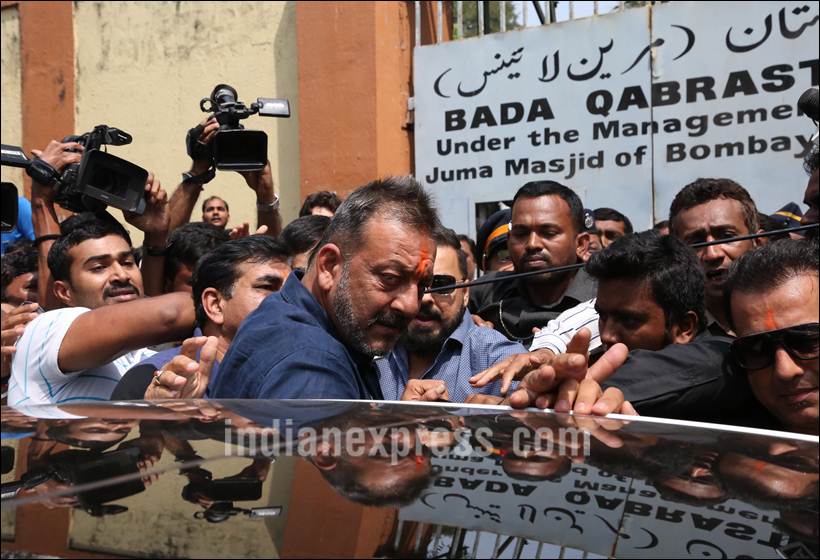 Sanjay Dutt offers prayers at mother Nargis’ grave | Entertainment