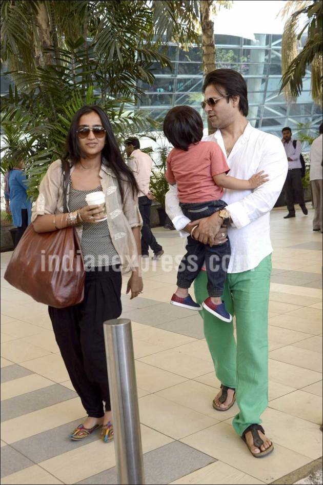 vivek oberoi, vivek oberoi son, vivek oberoi vivaan, vivaan veer singh, priyanka alva, vivek oberoi priyanka alva, vivek oberoi pics, vivek oberoi son pics, vivek oberoi airport pics, vivek oberoi photos, vivek oberoi family, entertainment