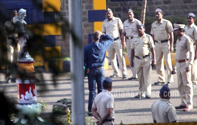 Sanjay dutt, Sanjay Dutt salutes, Sanjay Dutt salutes Yerwada jail