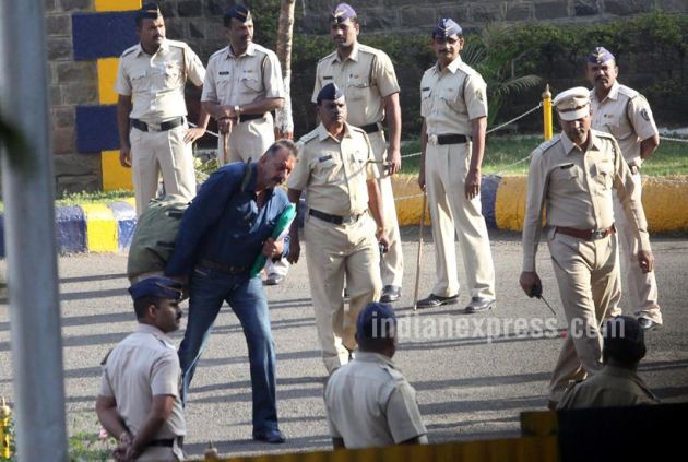 Sanjay dutt, Sanjay Dutt outside Yerwada