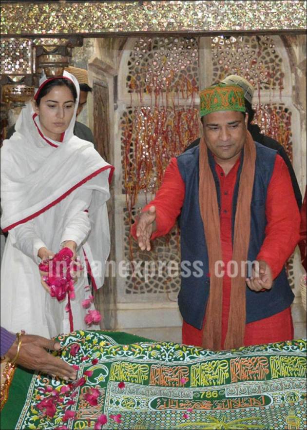 katrina kaif, akshay kumar, katrina kaif pics, katrina kaif pictures, katrina kaif at dargah, katrina kaif dargah pictures