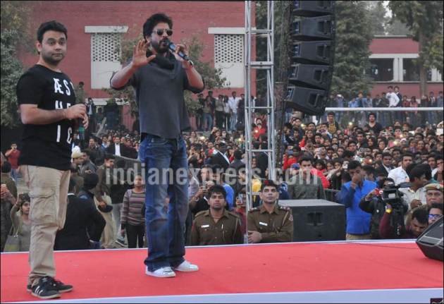 shah rukh khan, shah rukh khan pics, shah rukh khan delhi pics, shah rukh khan fan pics, fan, fan movie, shah rukh khan degree, shah rukh khan pics with his degree, shah rukh khan in college, shah rukh khan with college students, shah rukh khan fan conference, srk fan press conference, shah rukh khan photos, shah rukh khan pics, entertainment