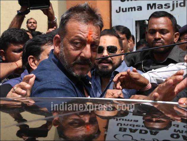 sanjay dutt, sanjay dutt mother's grave, sanjay dutt nargis, nargis grave, sanjay dutt at nargis grave, sanjay dutt pics, sanjay dutt pics at graveyard, sanjay dutt photos, sanjay dutt pics outside jail, sanjay dutt jail, sanjay dutt yerwada, sanjay dutt pictures, entertainment, maanyata, sanjay dutt mumbai