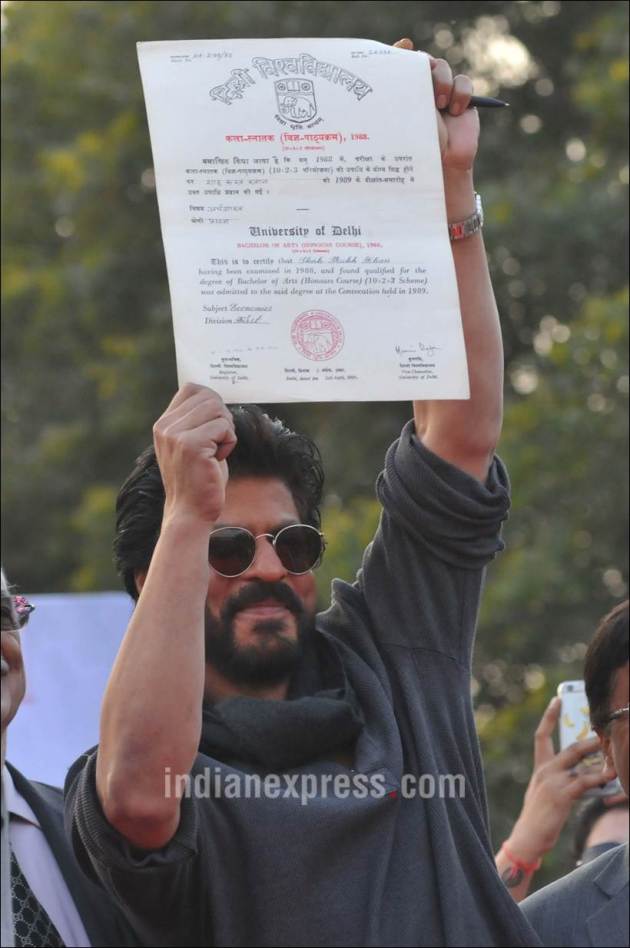 shah rukh khan, shah rukh khan pics, shah rukh khan delhi pics, shah rukh khan fan pics, fan, fan movie, shah rukh khan degree, shah rukh khan pics with his degree, shah rukh khan in college, shah rukh khan with college students, shah rukh khan fan conference, srk fan press conference, shah rukh khan photos, shah rukh khan pics, entertainment