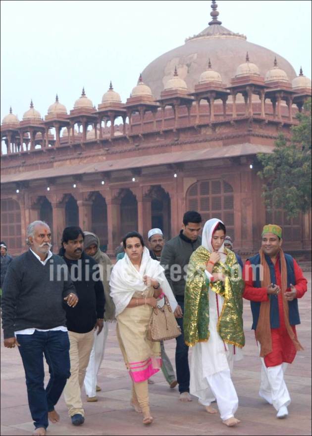 katrina kaif, akshay kumar, katrina kaif pics, katrina kaif pictures, katrina kaif at dargah, katrina kaif dargah pictures