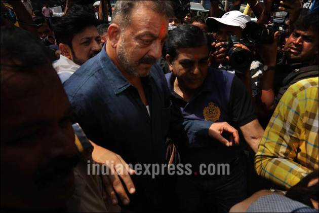 sanjay dutt, sanjay dutt mother's grave, sanjay dutt nargis, nargis grave, sanjay dutt at nargis grave, sanjay dutt pics, sanjay dutt pics at graveyard, sanjay dutt photos, sanjay dutt pics outside jail, sanjay dutt jail, sanjay dutt yerwada, sanjay dutt pictures, entertainment, maanyata, sanjay dutt mumbai