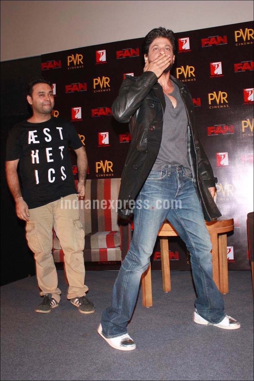 shah rukh khan, shah rukh khan pics, shah rukh khan delhi pics, shah rukh khan fan pics, fan, fan movie, shah rukh khan degree, shah rukh khan pics with his degree, shah rukh khan in college, shah rukh khan with college students, shah rukh khan fan conference, srk fan press conference, shah rukh khan photos, shah rukh khan pics, entertainment