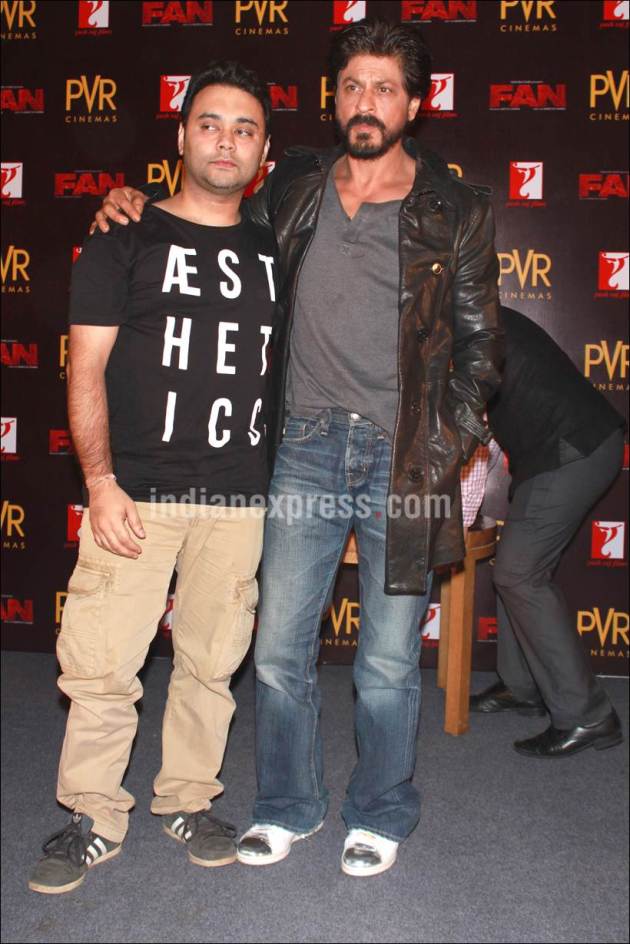 shah rukh khan, shah rukh khan pics, shah rukh khan delhi pics, shah rukh khan fan pics, fan, fan movie, shah rukh khan degree, shah rukh khan pics with his degree, shah rukh khan in college, shah rukh khan with college students, shah rukh khan fan conference, srk fan press conference, shah rukh khan photos, shah rukh khan pics, entertainment