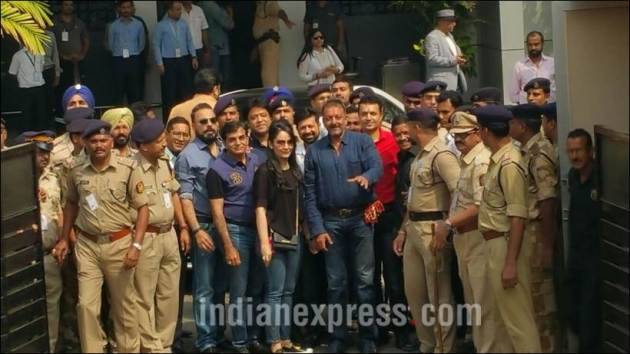 sanjay dutt, sanjay dutt mumbai, sanjay dutt pics, sanjay dutt free, sanjay dutt released, bomb blast case, sanjay dutt free from jail, sanjay dutt mumbai pics, sanjay dutt wife, sanjay dutt siddhivinayak, sanhay dutt siddhivinayak pics, sanjay dutt friends, sanjay dutt mumbai photos, entertainment