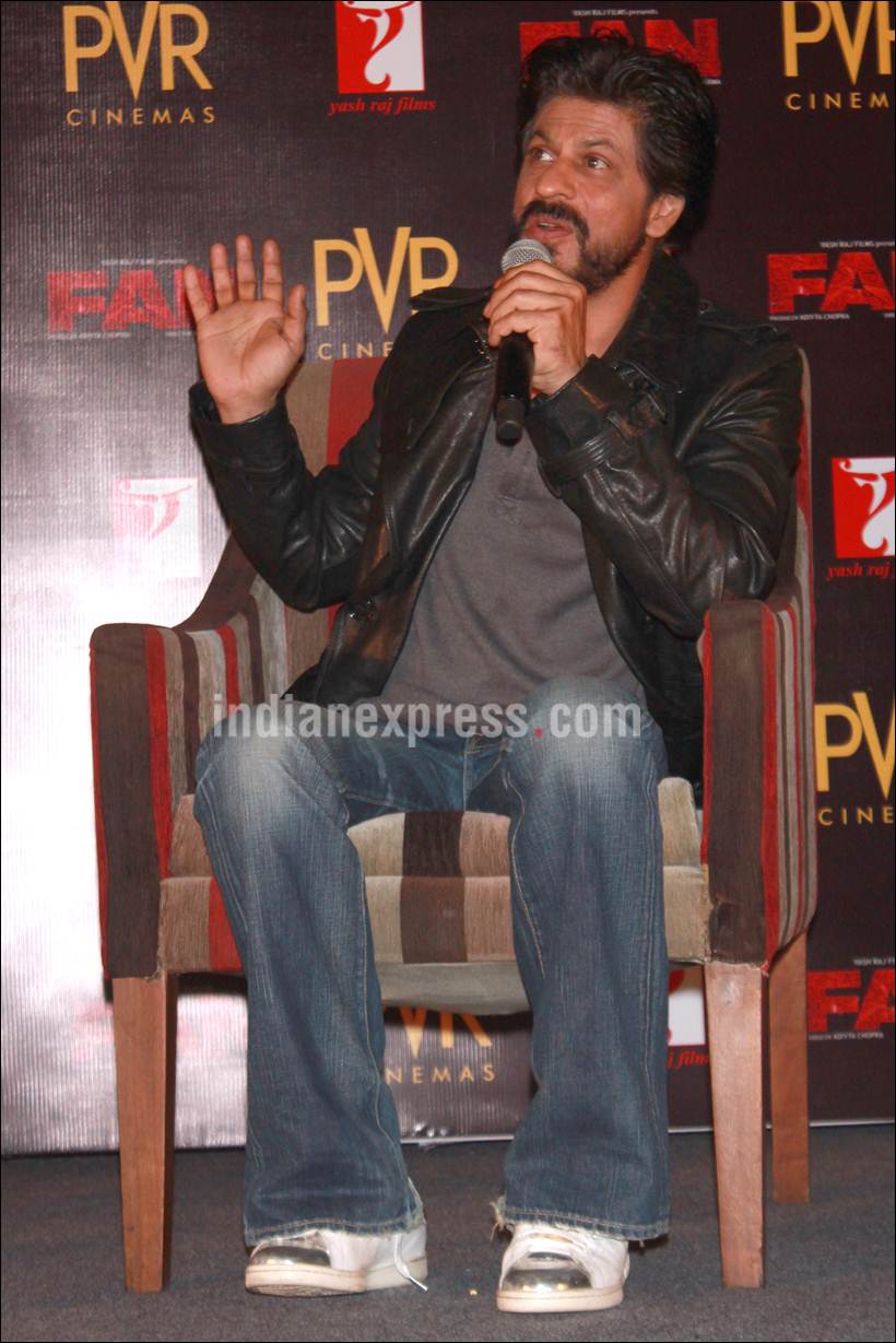 shah rukh khan, shah rukh khan pics, shah rukh khan delhi pics, shah rukh khan fan pics, fan, fan movie, shah rukh khan degree, shah rukh khan pics with his degree, shah rukh khan in college, shah rukh khan with college students, shah rukh khan fan conference, srk fan press conference, shah rukh khan photos, shah rukh khan pics, entertainment